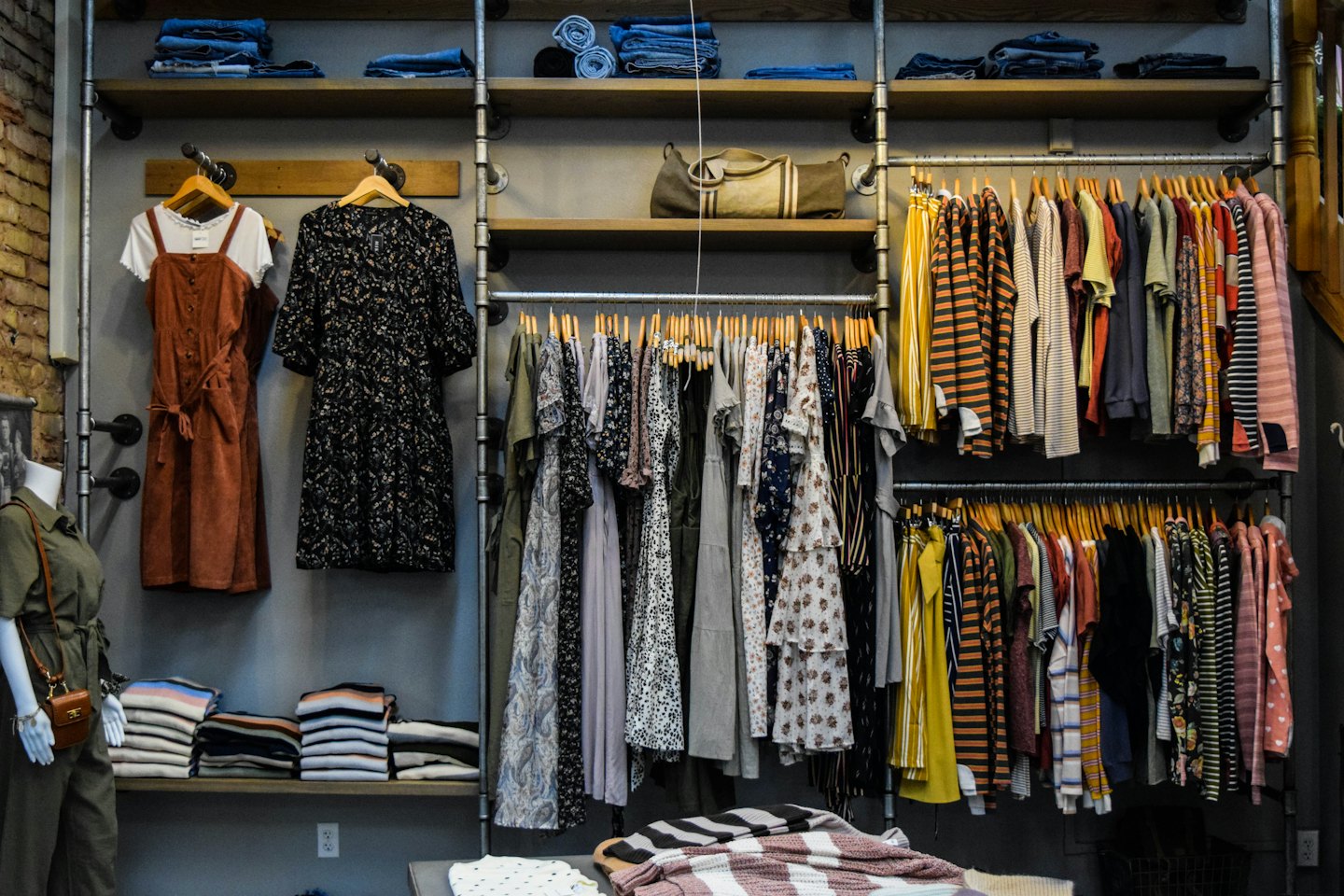 Dámský butik s vystavenými šaty a overaly.